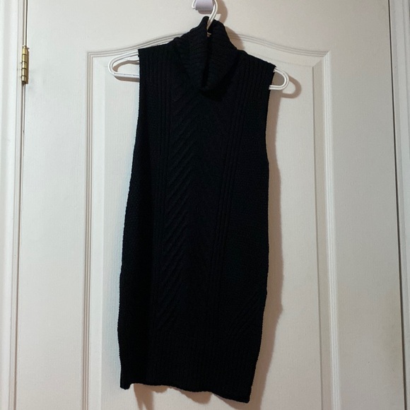 Long black, sleeveless turtleneck - Picture 1 of 4